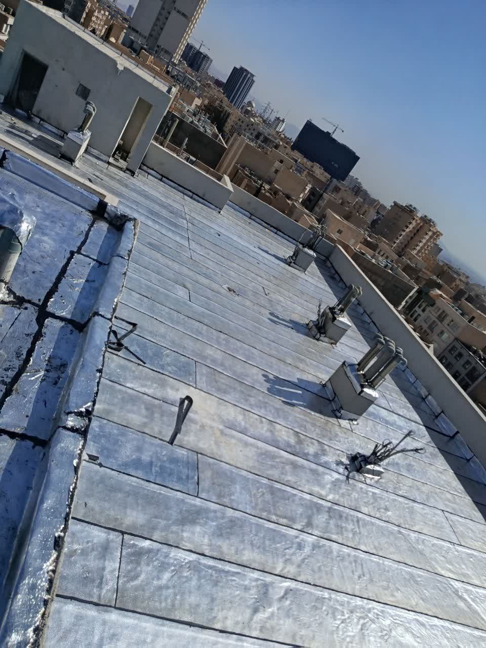 اجرای ایزوگام نهایی با روکش آلومینیومی