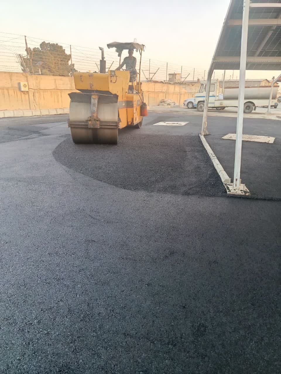 آسفالت‌کاری با غلتک در محوطه صنعتی