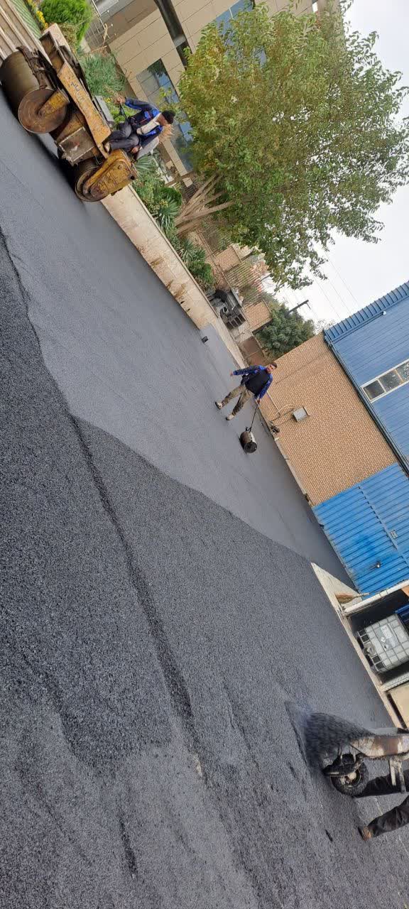 مرحله قیراندود ایزوگام در پشت‌بام برج‌ها